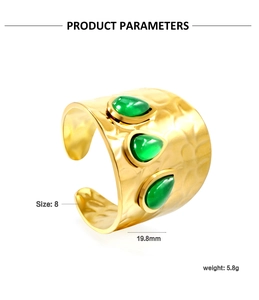 Détail macro d'une bague en acier doré avec gemmes vertes, taille 8, 19,8 mm et poids 5,8 g