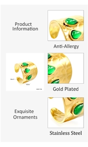 Détail d'une bague en acier inoxydable plaqué or 18K avec pierres turquoise vertes