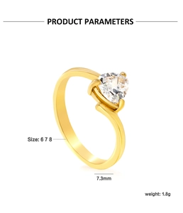 Vue macro d'une bague coeur en zircon plaqué or 18 carats avec largeur de 7,3 mm