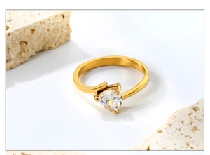 Détail d'une bague coeur en zircon plaqué or 18 carats avec anneau croisé élégant