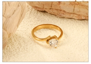Vue macro d'une bague coeur en zircon plaqué or 18K sur fond en pierre naturelle