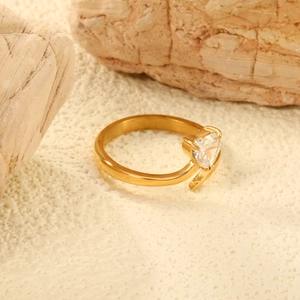 Bague élégante en acier inoxydable plaqué or 18 carats avec un zircon en forme de cœur