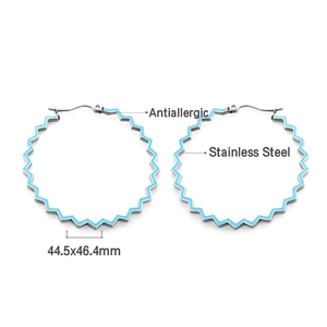 Détail de créoles ondulées de 44,5 mm en acier inoxydable avec émail bleu et fini antiallergique