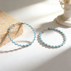 Créoles géométriques en argent avec émail bleu clair et bords dentelés texturés