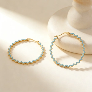 Boucles d'oreilles créoles dorées géométriques avec émail bleu ciel et motif zigzag