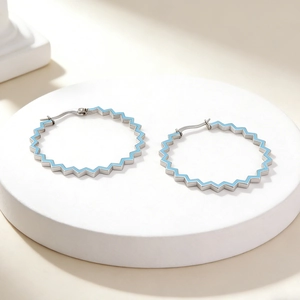 Créoles minimalistes en argent avec bords ondulés bleu ciel sur un support blanc