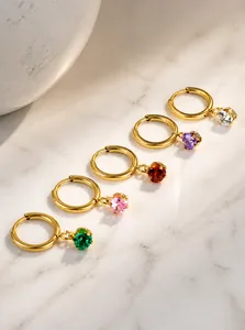 Lot de cinq créoles en forme de cœur avec zircons de diverses couleurs éclatantes