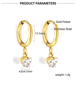 Vue détaillée des boucles d'oreilles cœur plaquées or 18k avec zircon et dimensions