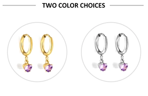 Gros plan de boucles d'oreilles coeur en plaqué or 18k avec zircons violets