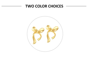 Détail des boucles d'oreilles nœud en acier inoxydable plaqué or 18 carats au design ruban