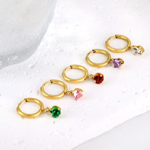 Boucles d'oreilles créoles dorées en acier avec pendentifs en zircon en forme de cœur