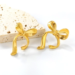 Élégantes boucles d'oreilles nœud papillon en or 18K avec finition polie et texture 3D