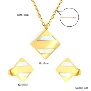 Détails du coffret collier losange doré et boucles d'oreilles nacre avec dimensions