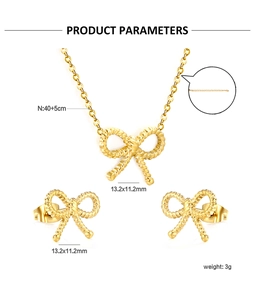 Détails du coffret bijoux papillon doré avec longueur collier et taille boucles