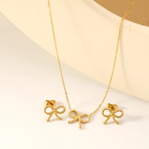 Parure bijoux nœud dorée élégante comprenant collier et boucles d'oreilles torsadés