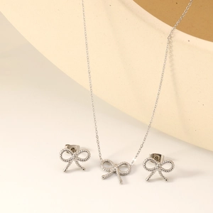 Parure de bijoux nœud argenté avec collier torsadé et boucles d'oreilles