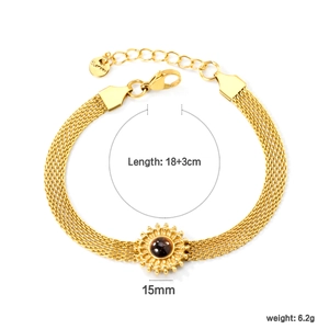 Makro-Detail des 18k Gold-Maschenarmbands mit Sonnenblumen-Steinanhänger und Karabinerverschluss
