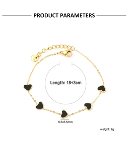 Dettaglio bracciale cuore oro con lunghezza 18+3cm e ciondoli neri da 6,5x5,5mm