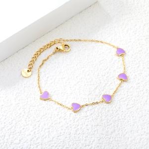 Bracciale minimalista in acciaio dorato con cinque ciondoli a cuore viola su base in pietra