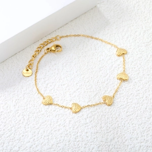 Bracciale a cuore minimalista in acciaio dorato con ciondoli opachi e chiusura regolabile