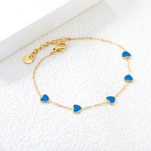 Bracciale minimalista in acciaio inossidabile dorato con cinque ciondoli a cuore blu
