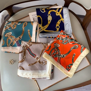 Détails de carrés en satin avec imprimés classiques de chaînes dorées et de boucles