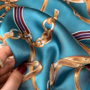 Vue détaillée du foulard en soie imprimé équestre avec motifs de brides de luxe
