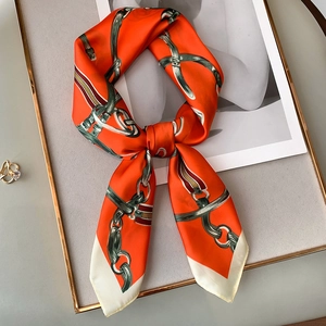 Carré de soie orange élégant avec motifs de chaînes vintage et design mors de cheval