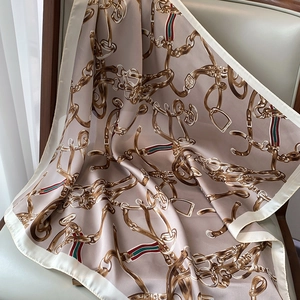 Détail d'un foulard en soie avec motifs de chaînes vintage et rayures colorées