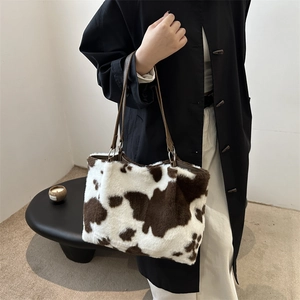 Sac fourre-tout d'hiver minimaliste en peluche à motif vache avec anses en cuir marron