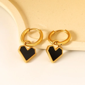Eleganti orecchini a cuore placcati in oro con inserto nero e bordo perlato per donne
