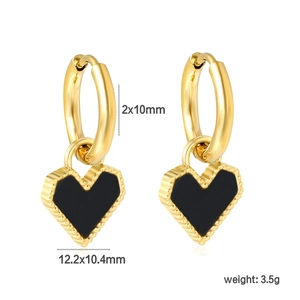 Gouden oorringen met zwarte hartjeshanger en kralenrand voor minimalistische mode