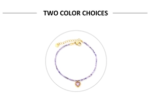 Dettaglio del bracciale di perline viola con ciondolo a cuore dorato e chiusura regolabile