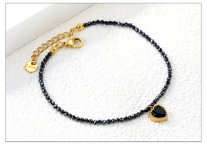 Dettaglio del bracciale con perline e ciondolo a cuore con chiusura in acciaio inox