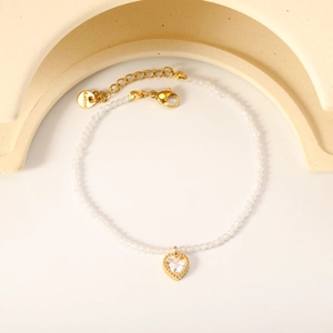 Bracciale di perle con pendente a cuore in zircone dorato e catena regolabile in acciaio