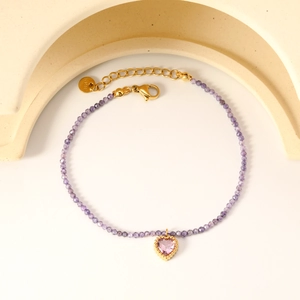 Elegante bracciale con perle viola, ciondolo a cuore, chiusura dorata e catena regolabile