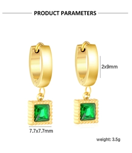 Vue détaillée des boucles d'oreilles émeraude montrant les dimensions du pendentif carré