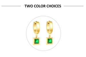 Détail de créoles dorées avec pendentifs carrés en zircon vert émeraude et bord perlé