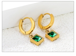 Détails de boucles d'oreilles carrées en zircon émeraude avec bordure perlée dorée texturée