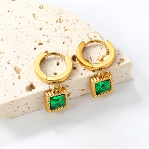 Boucles d'oreilles dorées avec pendentifs zircons émeraude carrés sur socle en pierre