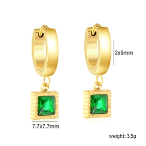 Boucles d'oreilles créoles avec pendentif émeraude carrée et détails des dimensions