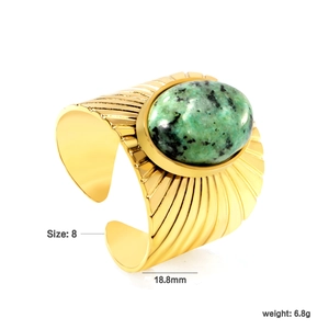 Detalle de anillo ovalado con piedra natural verde, diámetro 18,8mm y peso de 6,8g aprox.