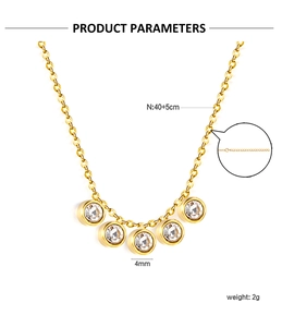 Dettagli di una collana dorata con cinque zirconi da 4mm e info sulle dimensioni 40+5cm