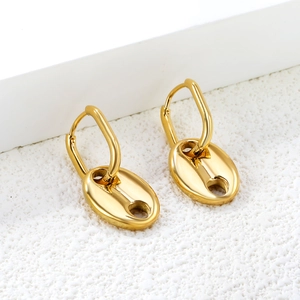 Boucles d'oreilles minimalistes en or avec pendentif nez de cochon et fini poli