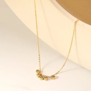 Elegante collana d'oro con cinque scintillanti pendenti tondi in zircone curvi