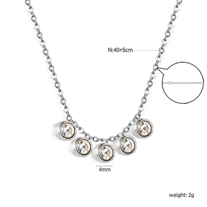 Elegante collana d'argento con cinque pietre di zirconia tonde e catena di estensione