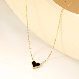 Elegante gouden ketting met een zwart hart hangertje en een verfijnde kralenrand