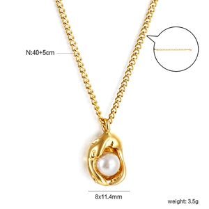 Detailweergave van de 18K vergulde hartketting met strik en afmetingen van de ketting
