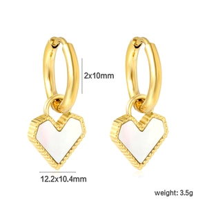 Gouden hart oorbellen met wit parelmoer inleg en afmetingen van 12,2x10,4mm