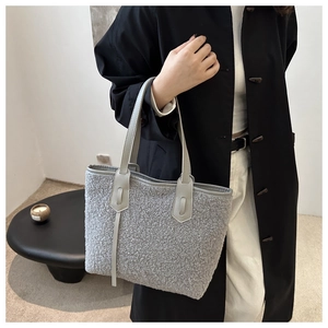 Détail de la texture en peau de mouton grise et de la poignée de ce grand sac cabas